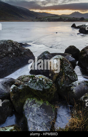 Der See Llynnau Mymbyr im Winter im Snowdonia National Park im Tal Dyffryn Mymbyr in der Nähe von Capel Curig zugefroren Stockfoto