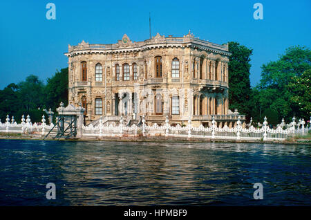 Kucuksu oder Küçüksu Palast (1857) oder Küçüksu Pavillon gebaut aka Göksu Palast, Sommer Barockpalast osmanischen am Ufer des Bosporus oder der Bosporus-Meerenge-Istanbul-Türkei Stockfoto