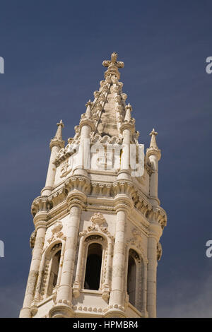 Architektonische Details auf einem Turm im Kloster Jeronimos, Lissabon, Portugal, Europa. Stockfoto