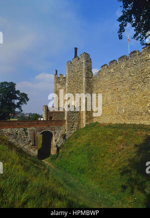 Der Eingang und Graben in Framlingham Castle. Suffolk. England. UK Stockfoto