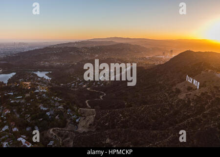 Los Angeles, Kalifornien, USA - 21. Juli 2016: Die Hollywood Hills und Hollywood-Schild in der Stadt Los Angeles. Stockfoto