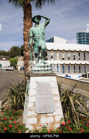 Krieg Denkmal für Gibraltar Freiwilligenorganisation, die Gibraltar Defense Force und das Gibraltar Regiment gewidmet. GIbraltar, Spanien, Europa. Stockfoto