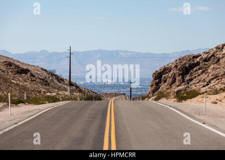 Wüste Weg in die Stratosphäre Resort und dem Las Vegas Strip. Stockfoto