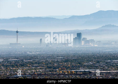 Las Vegas, Nevada, USA - 28. November 2014: Dunstige Smog gefüllt Morgen in das Las Vegas Valley. Stockfoto