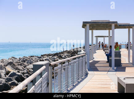 MIami Beach, USA - 9. Mai 2015: Menschen sitzen oder zu Fuß auf South Pointe Pier - Blick auf das Meer. Stockfoto