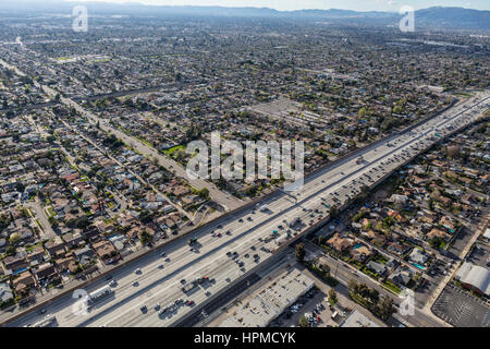Luftaufnahme des Golden State 5 Freeway in der weitläufigen San Fernando Valley in Los Angeles, Kalifornien. Stockfoto