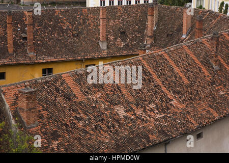 Alten architektonischen Gebäude mit Terracotta Ton Ziegel auf dem Dach, Brasov, Rumänien, Osteuropa. Stockfoto