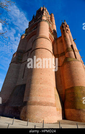 ein Blick auf den beeindruckenden Glockenturm der Kathedrale Basilica von Santa Cecilia, in Albi, Frankreich, in Backstein gebaut Stockfoto