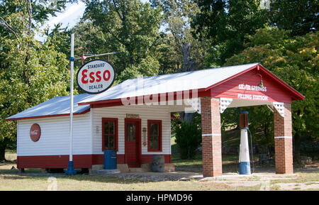 Eine erhaltene alte Esso-Tankstelle in Landrum, SC, bietet einen nostalgischen Einblick in die klassische amerikanische Straßendienstkultur. Stockfoto