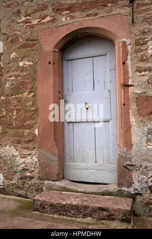 Alte hölzerne Eingangstür am Torhaus am Hirschhorn Burg, Hessen, Deutschland, Europa Stockfoto