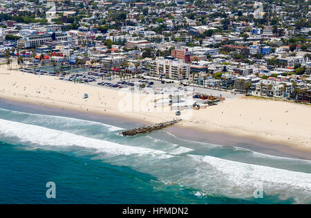 Los Angeles, USA - 27. Mai 2015: Luftaufnahme eines Teils von Venice Beach mit bunten Wohnhäusern, dem Strand und den Ozean. Stockfoto