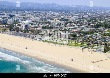 Los Angeles, USA - 27. Mai 2015: Luftaufnahme eines Teils von Venice Beach mit kaum Leute am Strand und im Meer. Stockfoto