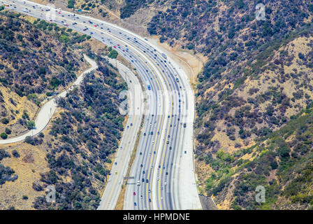 Los Angeles, USA - 27. Mai 2015: Luftaufnahme eines Teils der Interstate 405 in der Nähe von Bel Air. Stockfoto