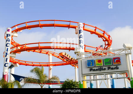 Santa Monica, USA - 30. Mai 2015: West Coaster Achterbahn im Pacific Park mit Menschen, die eine Fahrt. Stockfoto