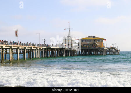 Santa Monica, USA - 30. Mai 2015: Menschenmenge auf dem Santa Monica Pier mit dem Restaurant und dem Hafenamt in den Rücken. Stockfoto