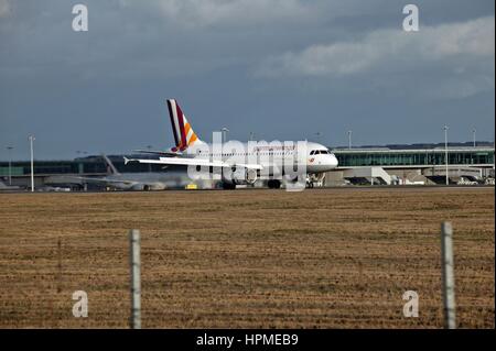 German Wings Flugzeug landet auf dem Flughafen Stansted, Essex Stockfoto