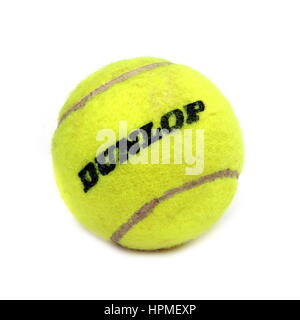 Camberley, Großbritannien - 22. Februar 2017: Gelbe Dunlop Tennisball auf weißem Hintergrund Stockfoto