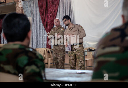 Nicht identifizierte westlichen medizinischen ehrenamtliche Hilfe kurdischen trainieren zwingt in einem Feldlazarett in vorderster Front Stadt des Telshuf 20km nördlich von Mosul, Irak Stockfoto