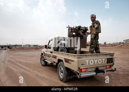 Yazidi Peshmerga Wache außerhalb Qassim Sheshos Brigade HQ in der Stadt Snuny, Provinz Ninive, Nordirak Stockfoto