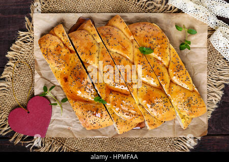 Süßes Gebäck: Rollen mit Erdbeermarmelade. Die Draufsicht. Stockfoto