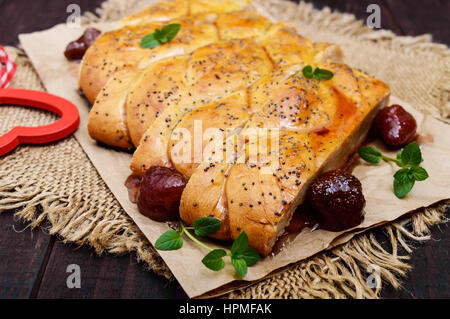 Süßes Gebäck: Rollen mit Erdbeermarmelade. Nahaufnahme Stockfoto