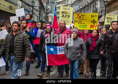 Chilenen marschierten durch Valparaiso Straßen, fordern ein Ende in die private Altersvorsorge (AFP) während der Pinochet-Diktatur erstellt. Stockfoto