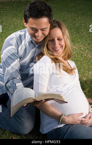 Ehemann Embraceing seine schwangere Frau Bauch. Stockfoto