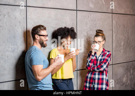 Mitarbeiter mit einer Kaffeepause Stockfoto