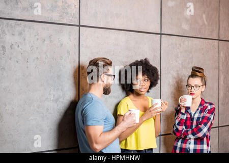 Mitarbeiter mit einer Kaffeepause Stockfoto