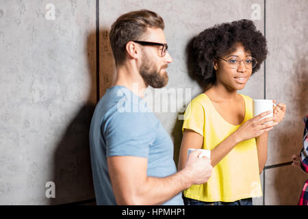 Mitarbeiter mit einer Kaffeepause Stockfoto
