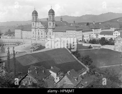 Historisches Luftbild aus einem Glas negative zeigt Einsiedeln Abbey, ein Benediktiner-Kloster in der Stadt von Einsiedeln im Kanton Schwyz, Stockfoto