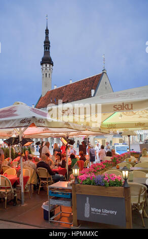 Mittelalterlichen Rathaus und Wine Library Restaurant in Town Hall Square, Tallinn, Estland Stockfoto