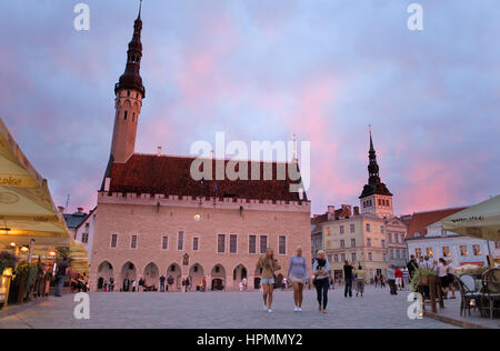 Mittelalterliche Rathaus in Rathausplatz, am rechten Glockenturm der St.-Nikolaus-Kirche, Tallinn, Estland Stockfoto