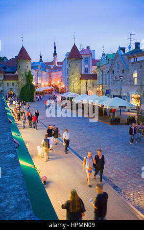 Viru Straße, im Hintergrund Viru Varav City Gate, Old Town, Tallinn, Estland Stockfoto