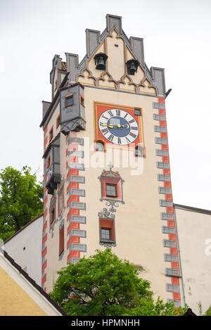 Füssen, Deutschland - 4. Juni 2016: Ansicht der historischen Fußgängerzone in Füssen mit typisch bayerischen Architektur Gebäude. Stockfoto