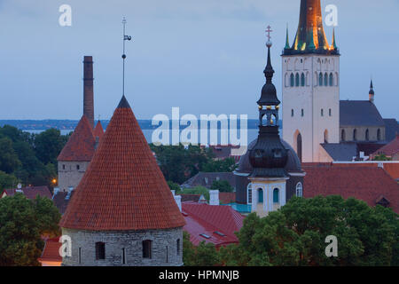 Detail der Skyline bei rechten Glockenturm der St. Olavs Kirche, Tallinn, Estland Stockfoto