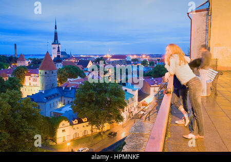 Lookout, erhöhten Blick von der Aussichtsplattform auf dem Domberg Bezirk, Tallinn, Estland Stockfoto