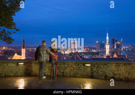 Suche, Panorama, Stadtbild, Paar, erhöhte Blick von der Aussichtsplattform auf dem Domberg Bezirk, Tallinn, Estland Stockfoto