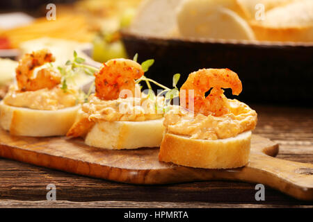 Sandwiches mit Krabben und Garnelen paste auf rustikalem Holzbrett Stockfoto