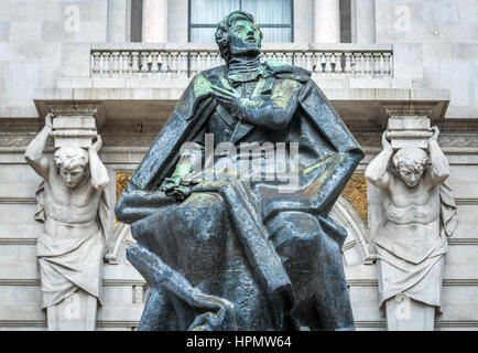 Statue des portugiesischen Dichter, Dramatiker, Schriftsteller und Politiker Almeida Garrett vor Rathaus von Porto, Portugal Stockfoto