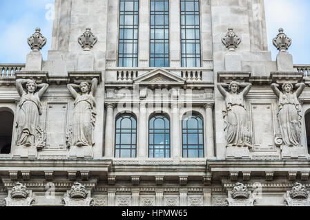 Hautnah auf einem Uhrturm der Stadt Rathaus von Porto, Portugal Stockfoto