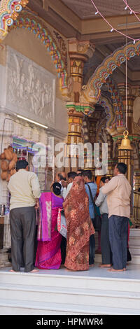 Gläubige versammelten sich um ein Heiligtum in Ahmedabad im Shri Swaminarayan-Tempel, die Zugehörigkeit zu einer Sekte im Hinduismus Stockfoto