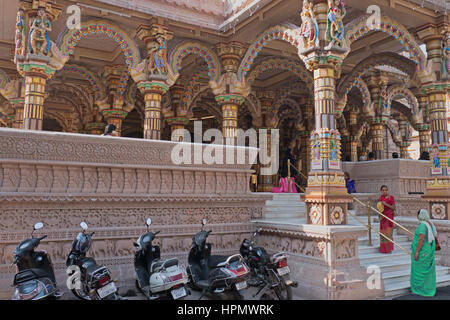 Transport zur hinduistischen Anhänger geparkt außerhalb der bunten zweihundert Jahre alten Shri Swaminarayan Hindu-Tempel in Ahmedabad Stockfoto