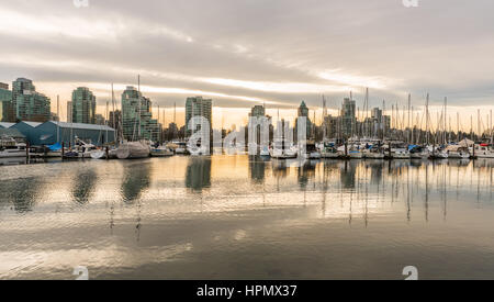 Vancouver, Kanada - 28. Januar 2017: Skyline von Vancouver mit Booten im Hafen bei Sonnenuntergang Stockfoto