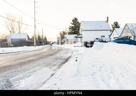 Häuser und Autos im Schnee in eisiger bedeckt Bedingungen im kanadischen Landstadt im Winter Stockfoto