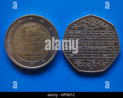 Zwei Euro und 20 Pence Münzen Geld Währung auf blauem Hintergrund Stockfoto
