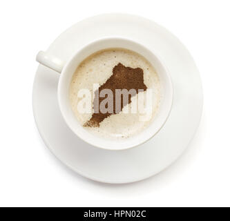 Eine Tasse Kaffee mit Schaum und Pulver in Form von Marokko. (Serie) Stockfoto