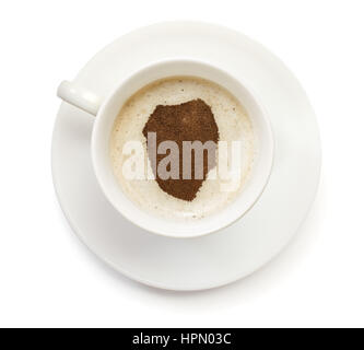 Eine Tasse Kaffee mit Schaum und Pulver in Form von Sierra Leone. (Serie) Stockfoto