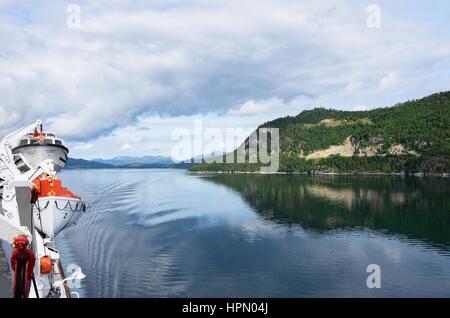 Geirangerfjord, Norwegen - 31. Juli 2016: Ansicht der Geirangerfjord Norwegen von der Rückseite des Kreuzfahrtschiffes Magellan Stockfoto