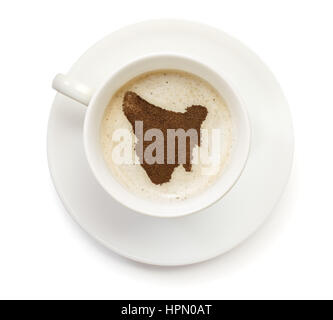 Eine Tasse Kaffee mit Schaum und Pulver in Form von Tasmanien. (Serie) Stockfoto